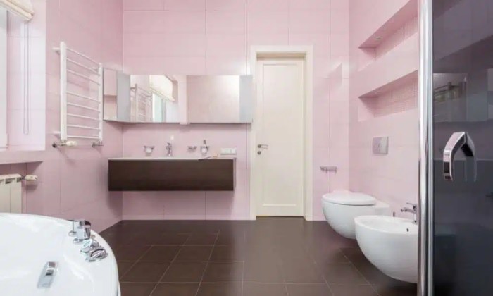 Pink and grey bathroom decor