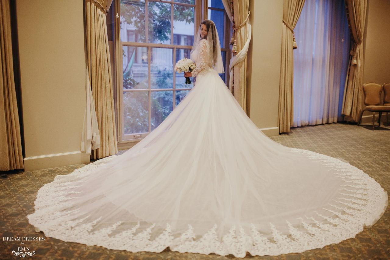 Court train wedding dress